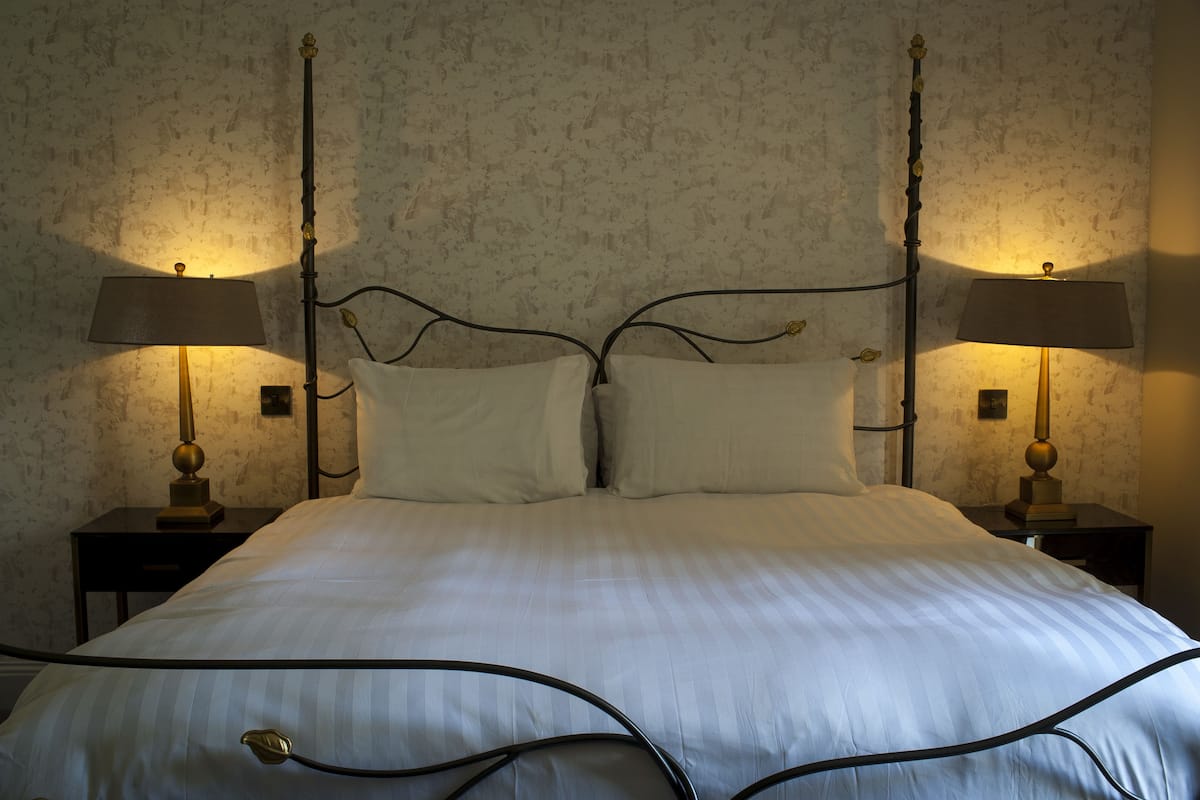 Superior King Room | Desk, blackout drapes, soundproofing, iron/ironing board