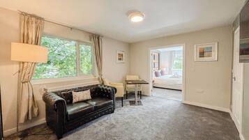 IVY Suite | Living area | Flat-screen TV