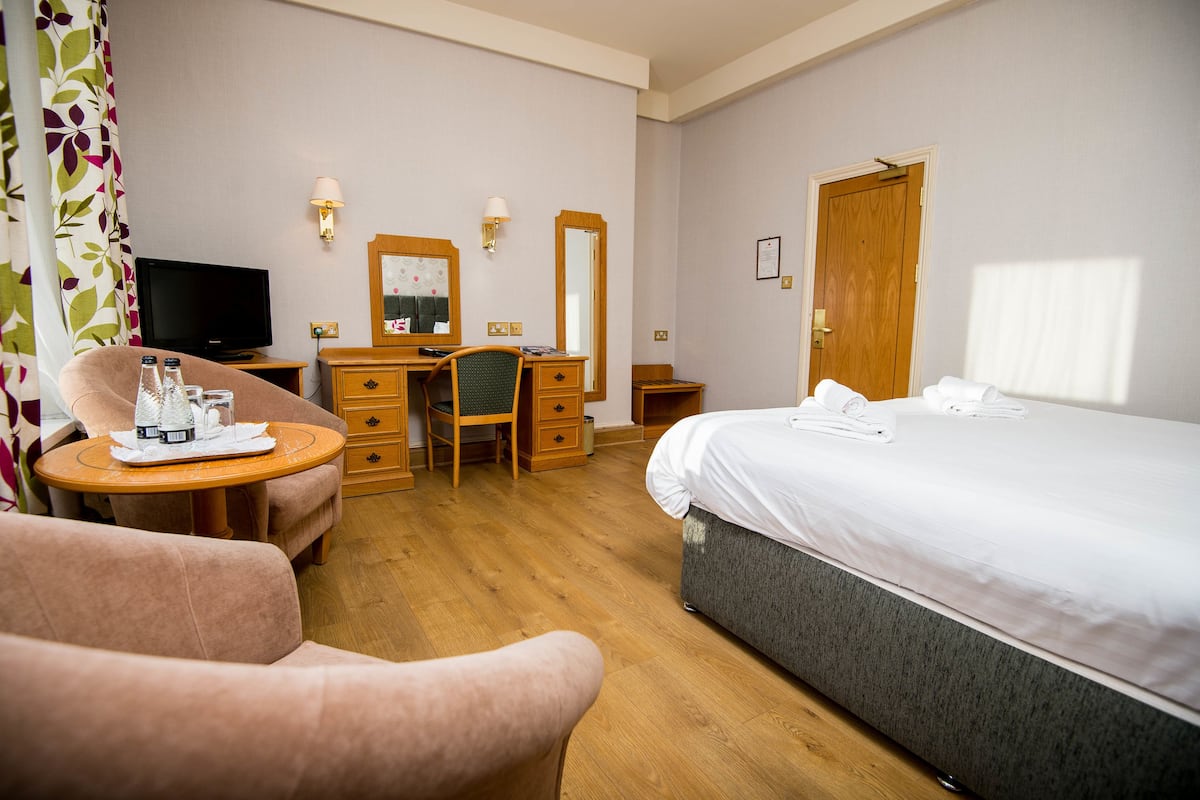 5 chambres, bureau, Wi-Fi gratuit, draps fournis