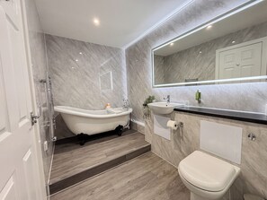 Garden Suite | Banheiro | Secador de cabelo, toalhas de banho