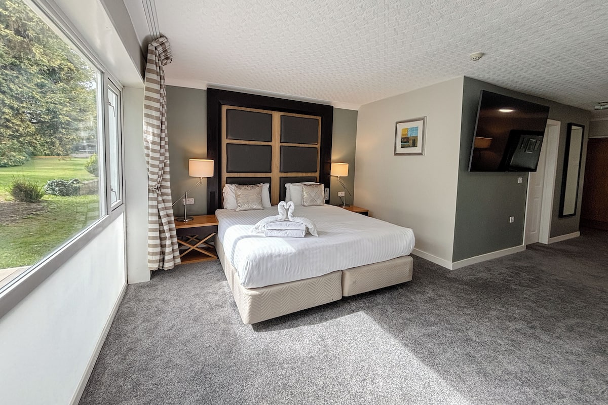 5 bedrooms, desk, free WiFi, bed sheets
