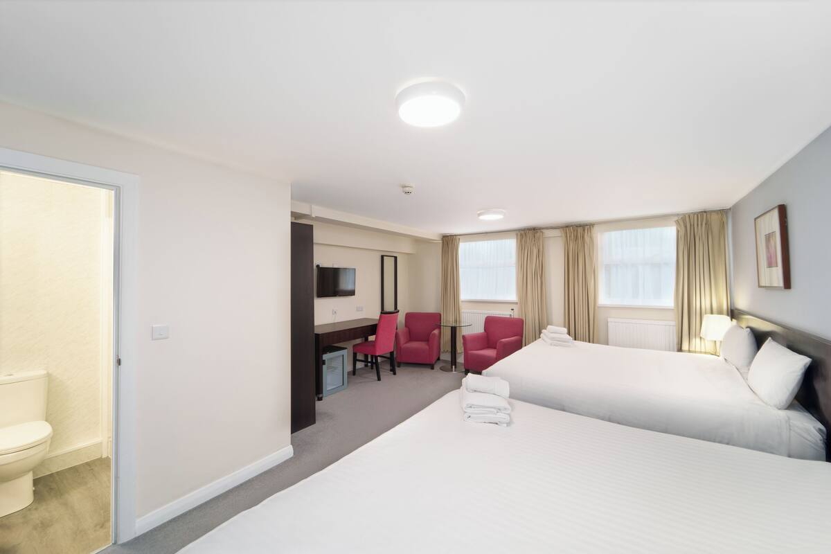 5 bedrooms, desk, free wifi, bed sheets