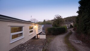 Premium bedding, in-room safe, iron/ironing board, free WiFi