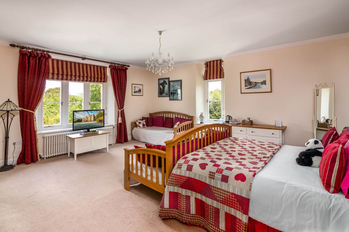 Deluxe Suite (Superking) | Premium bedding, in-room safe, iron/ironing board, free WiFi