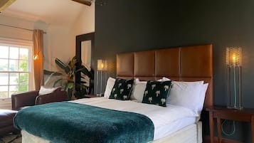 Loftsleilighet, 1 soverom | Allergitestet sengetøy, safe på rommet, skrivebord og strykejern/-brett