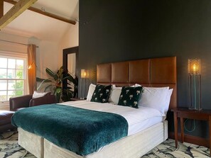Hypo-allergenic bedding, in-room safe, desk, iron/ironing board - The Cawdor (Llandeilo)