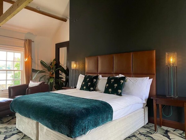 Townhouse apartment One Bedroom | Hypo-allergenic bedding, in-room safe, desk, iron/ironing board