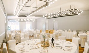 Indoor wedding - The Cawdor (Llandeilo)