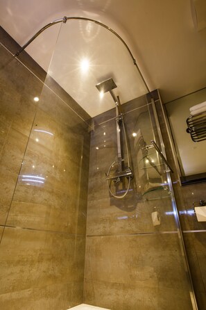 Family Room | Bathroom | Free toiletries, hair dryer, towels - The Plough Rhosmaen (Llandeilo)