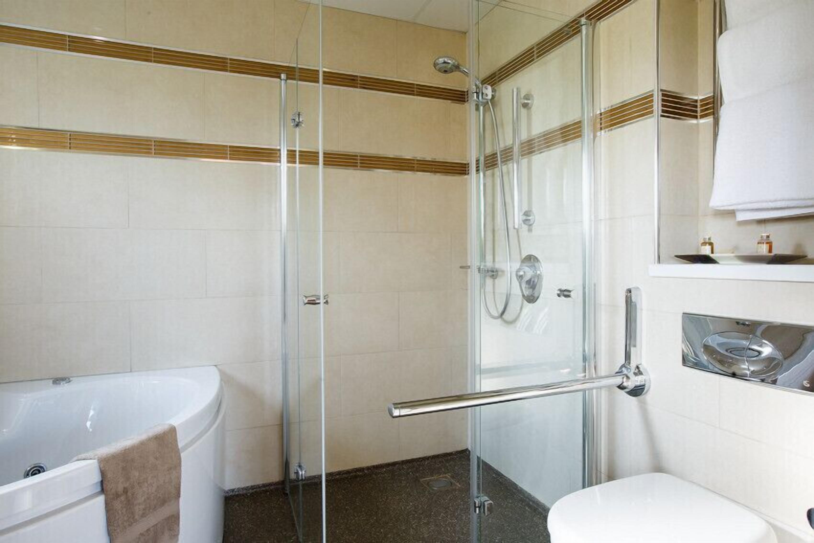 executive double room | bathroom | free toiletries, hair dryer, towels