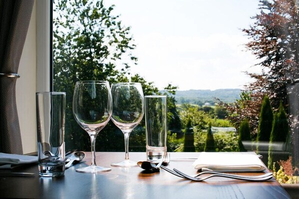 供应早餐、午餐和晚餐，本地与国际菜