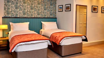 Kahden hengen classic-huone (yksi tai kaksi sänkyä) | Työpöytä, silitysrauta/-lauta, ilmainen Wi-Fi, vuodevaatteet