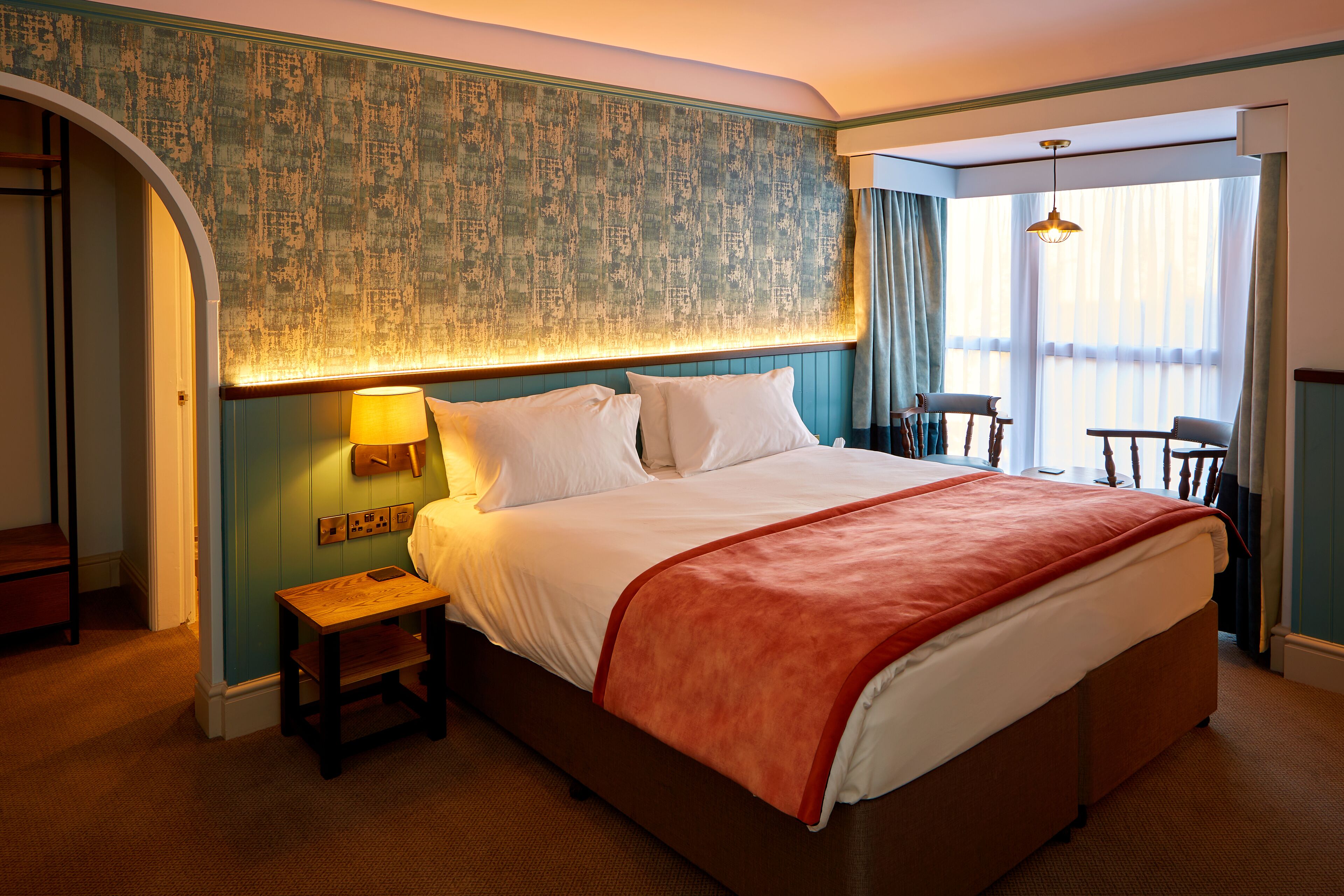 Escritorio, tabla de planchar con plancha, wifi gratis y ropa de cama