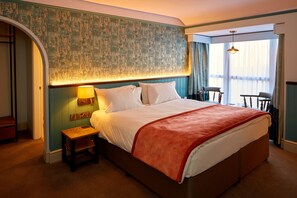 Escritorio, tabla de planchar con plancha, wifi gratis y ropa de cama