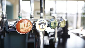 Fila de grifos de cerveza con etiquetas que indican diferentes tipos.