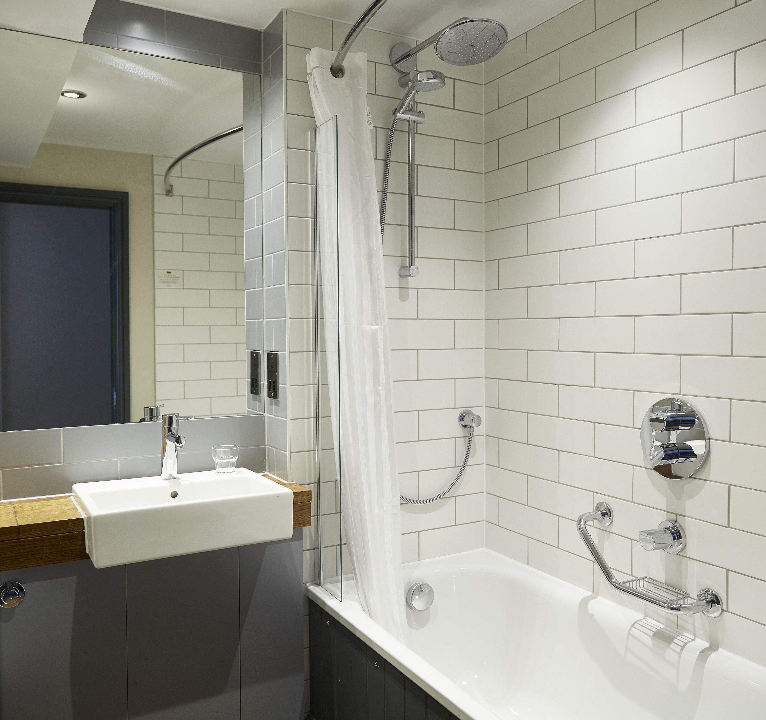 desk, iron/ironing board, free wifi