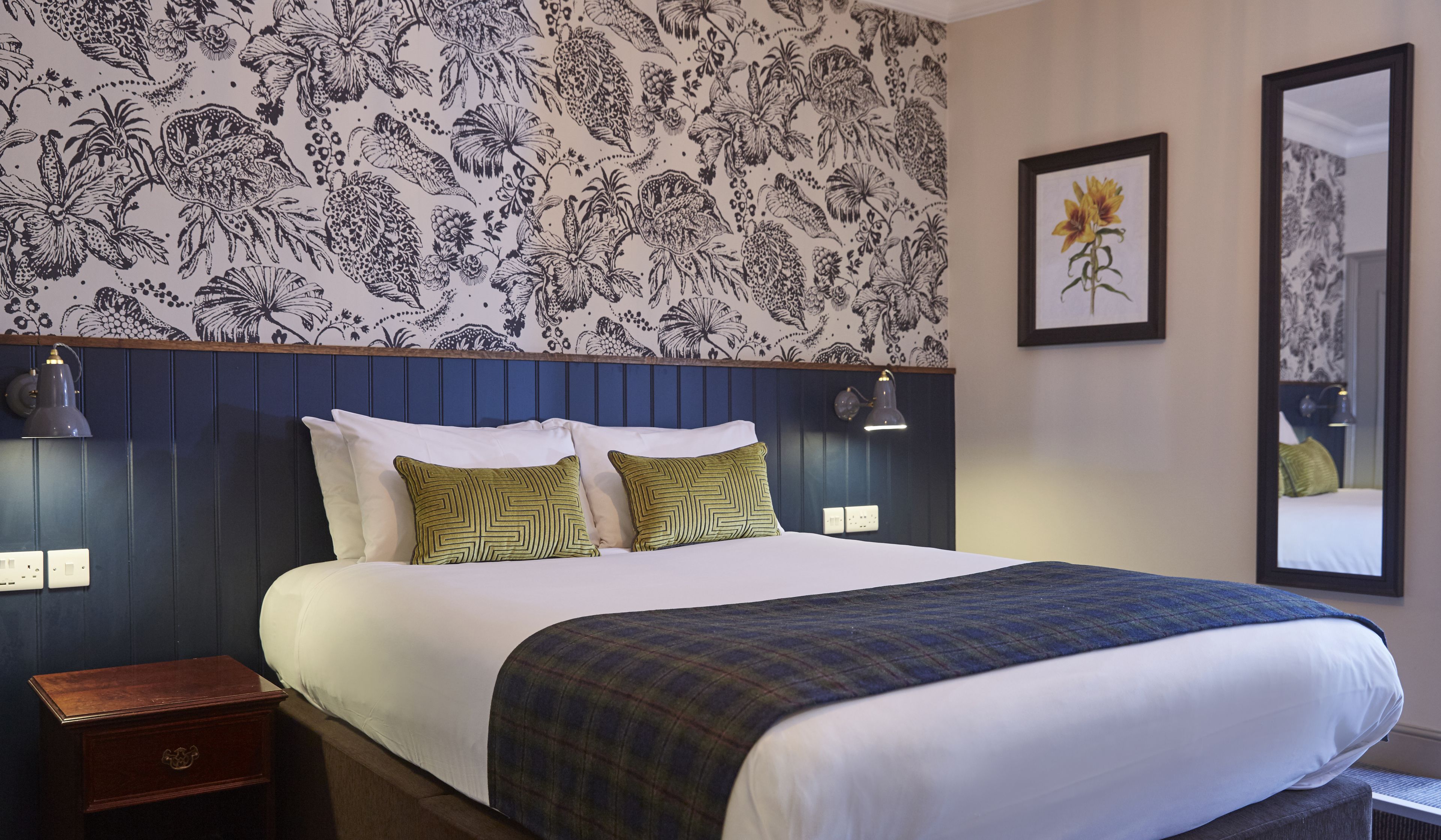 desk, iron/ironing board, free wifi