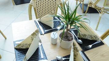 Tägliches inbegriffenes großes Frühstück