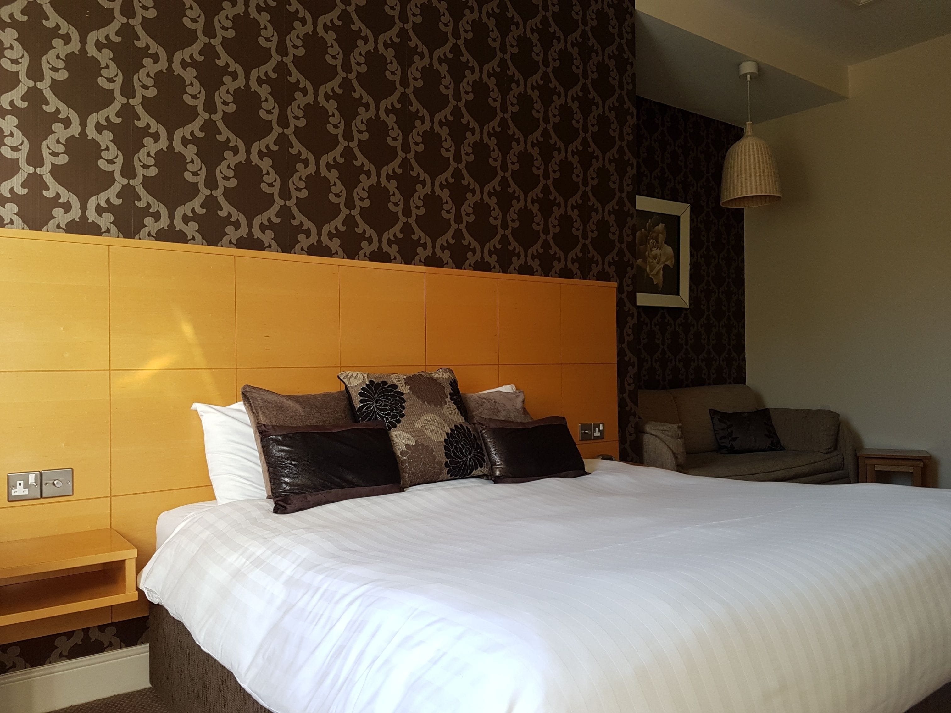 Een kluis op de kamer, een bureau, een strijkplank/strijkijzer