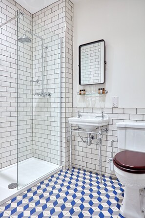 Bathroom | Combined shower/tub, free toiletries - The Priory hotel and Restaurant (Caerleon)
