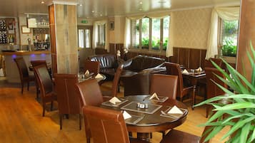 Breakfast, lunch, dinner served; British cuisine