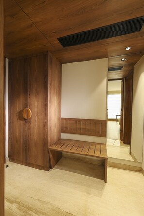 Deluxe Double Room | Premium bedding, minibar, in-room safe, desk - Indus Biznotel (New Delhi)