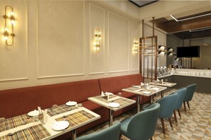 Breakfast, lunch and dinner served - Indus Biznotel (New Delhi)