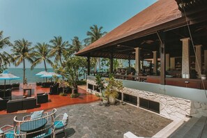 屋外ダイニングエリア