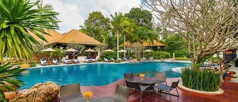 Una piscina al aire libre