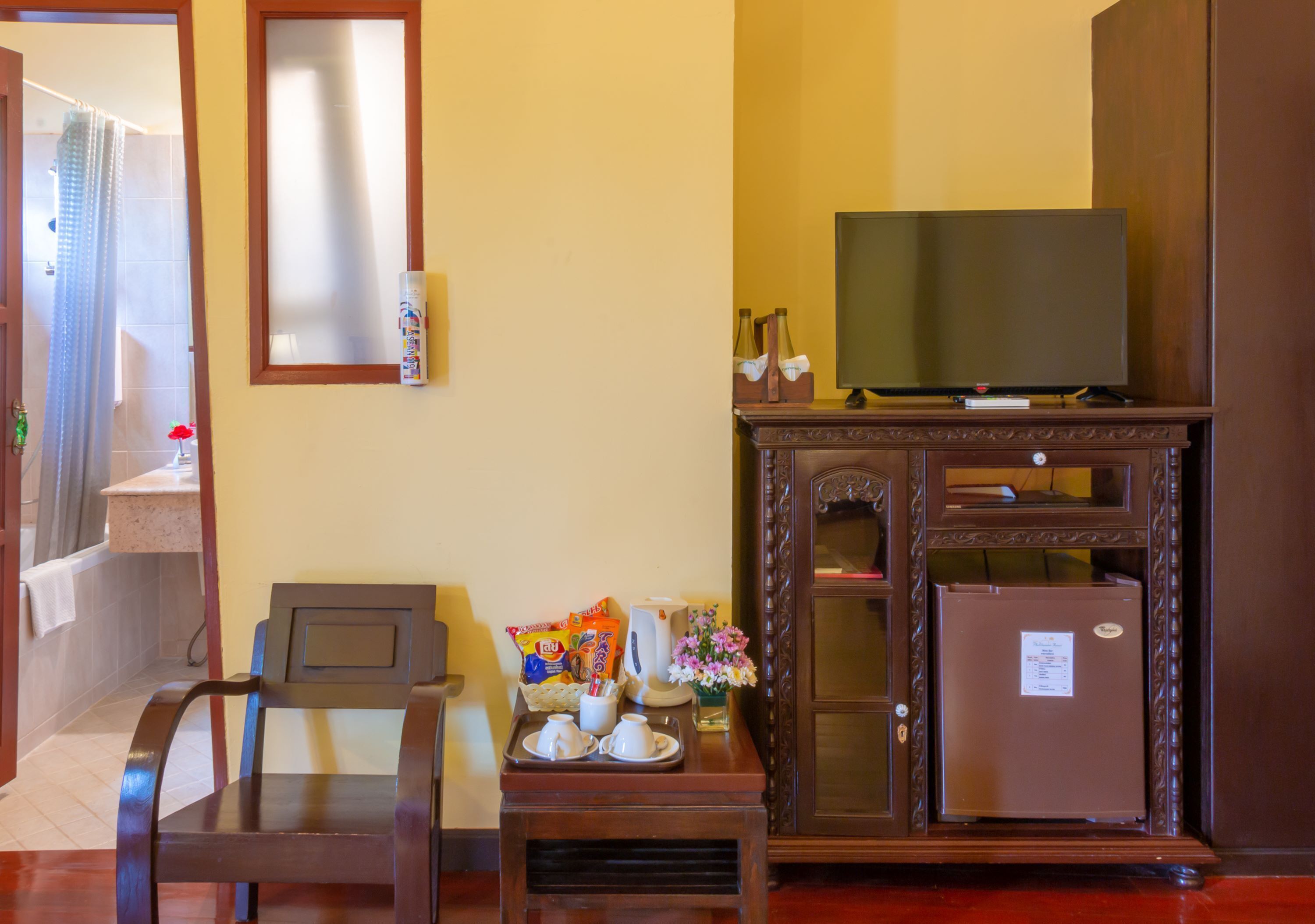 superior room | living area | 31-inch tv with satellite channels