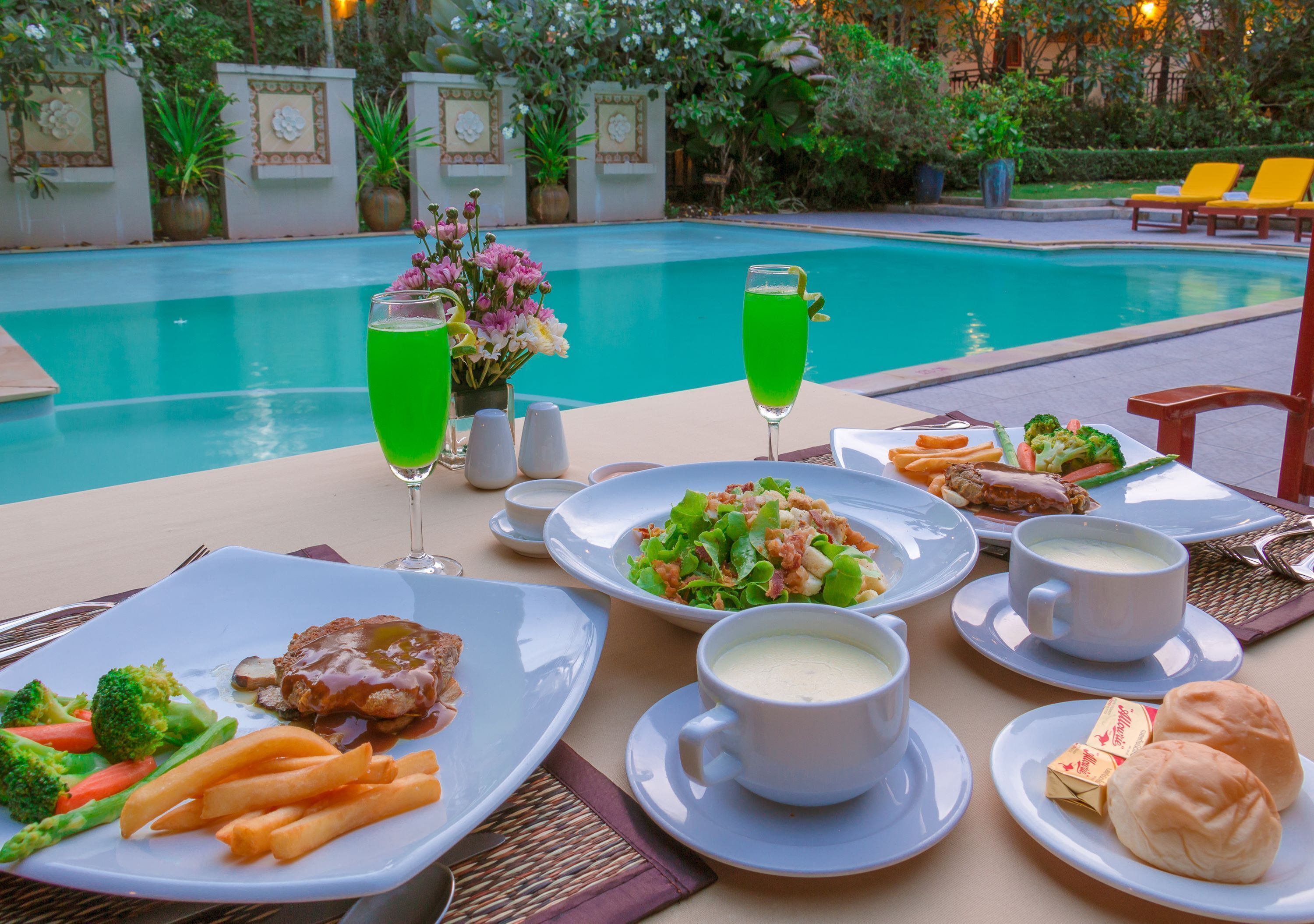 2 restauranter; serverer morgenmad, frokost og internationale retter