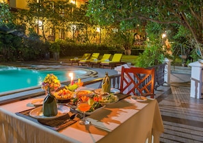 2 ravintolaa, joissa tarjoillaan aamiainen; kansainvälinen keittiö