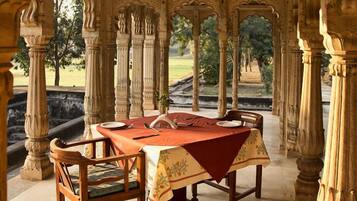 屋外ダイニングエリア