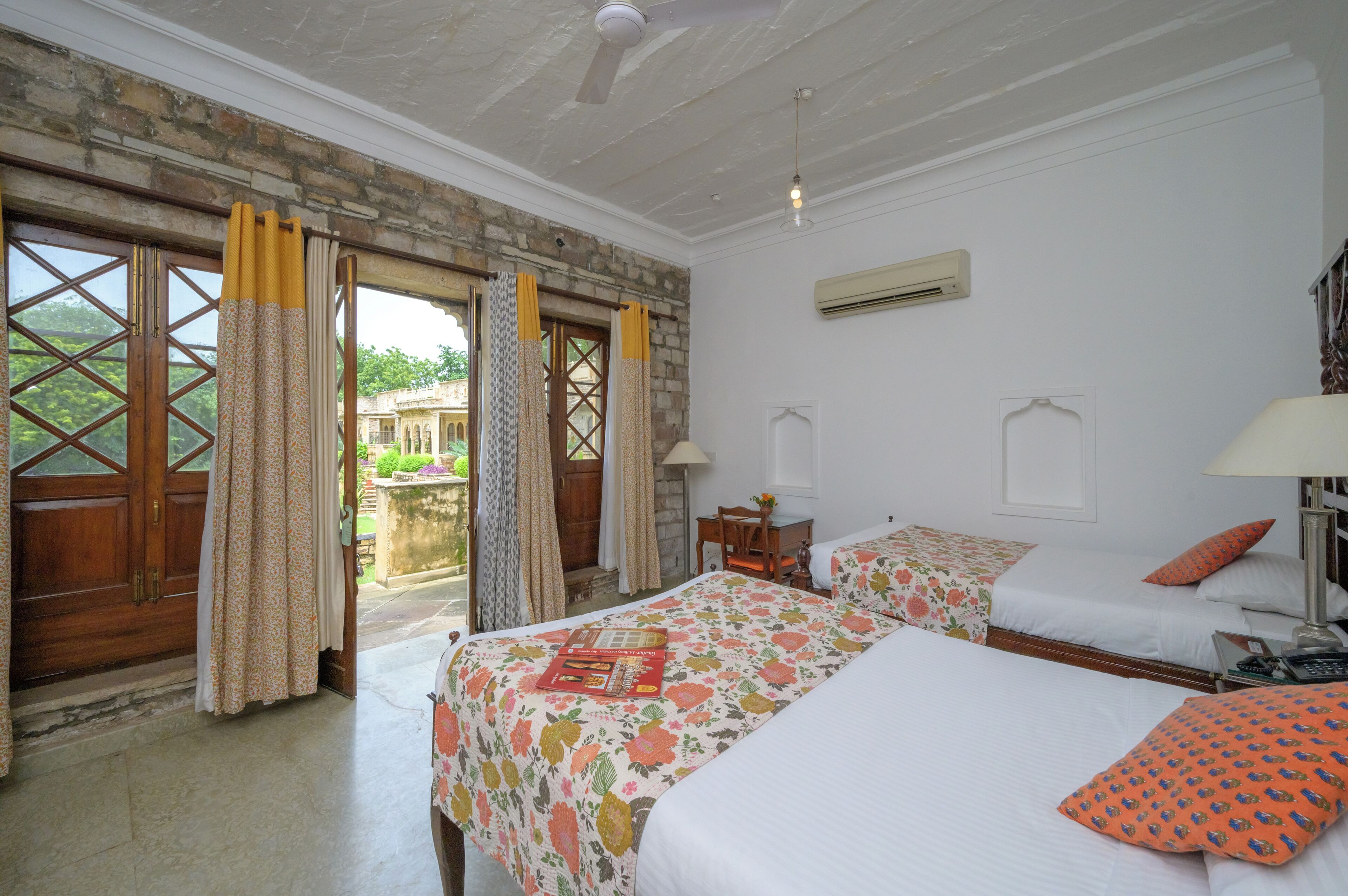 Minibar, bureau, Wi-Fi gratuit, draps fournis