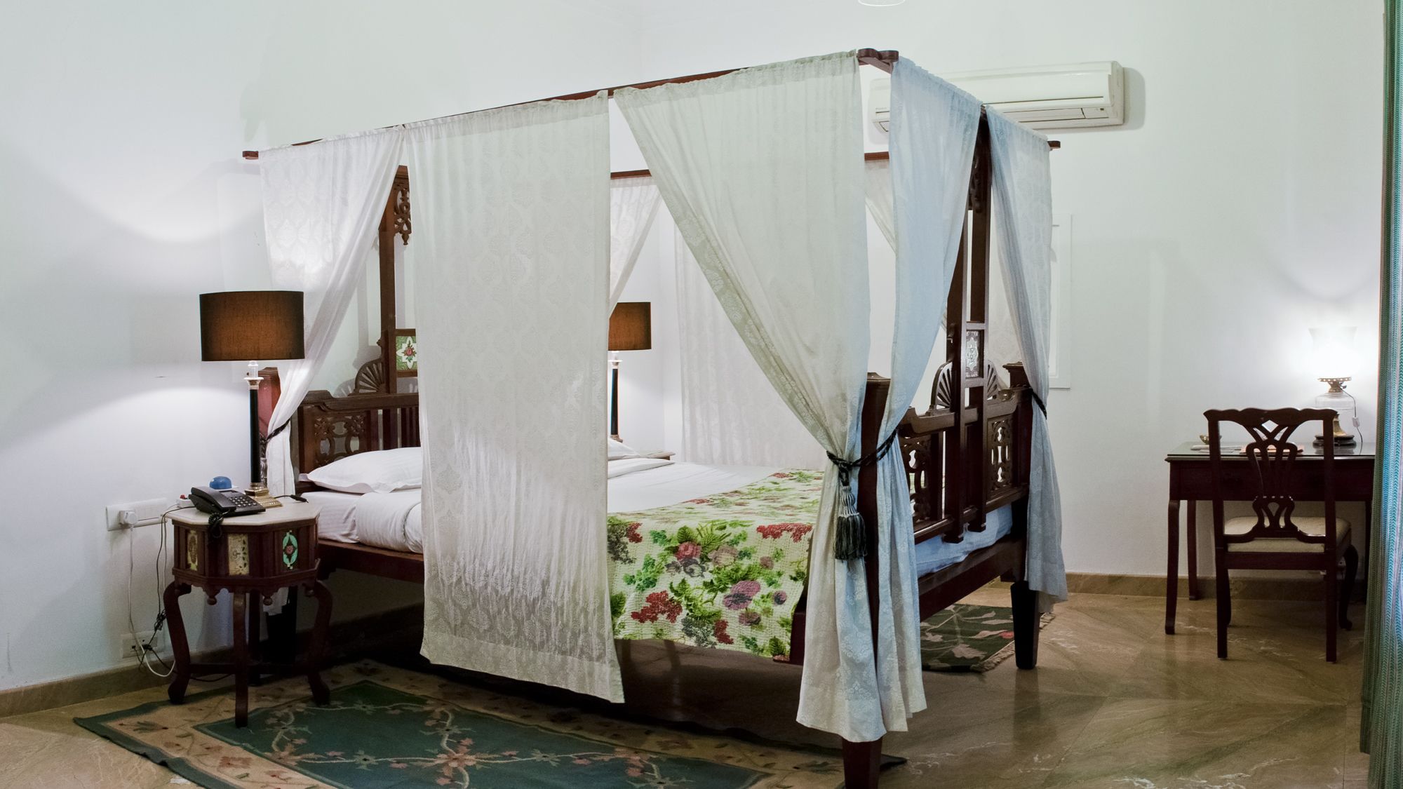 heritage old world | minibar, desk, free wifi, bed sheets