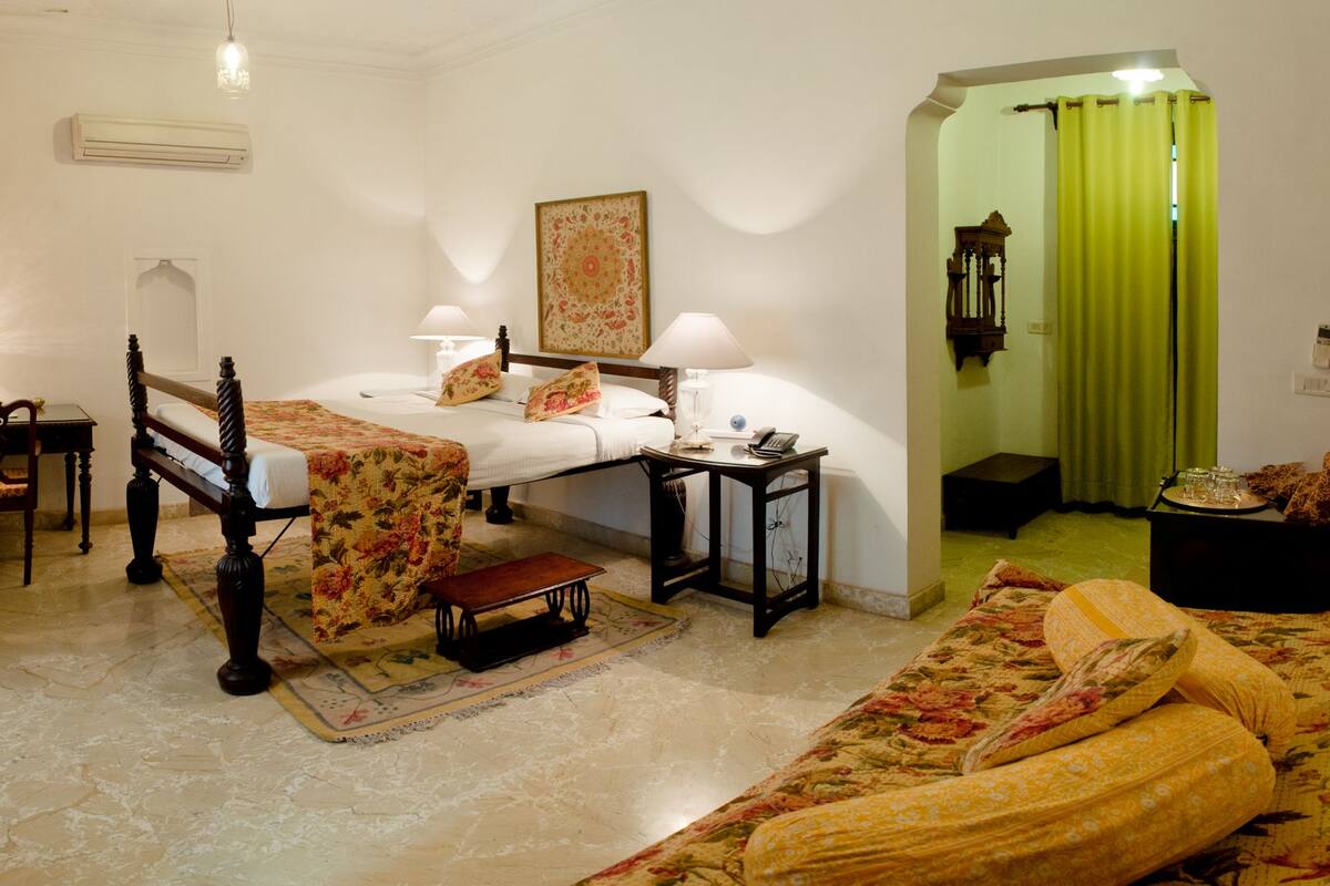 heritage old world | minibar, desk, free wifi, bed sheets