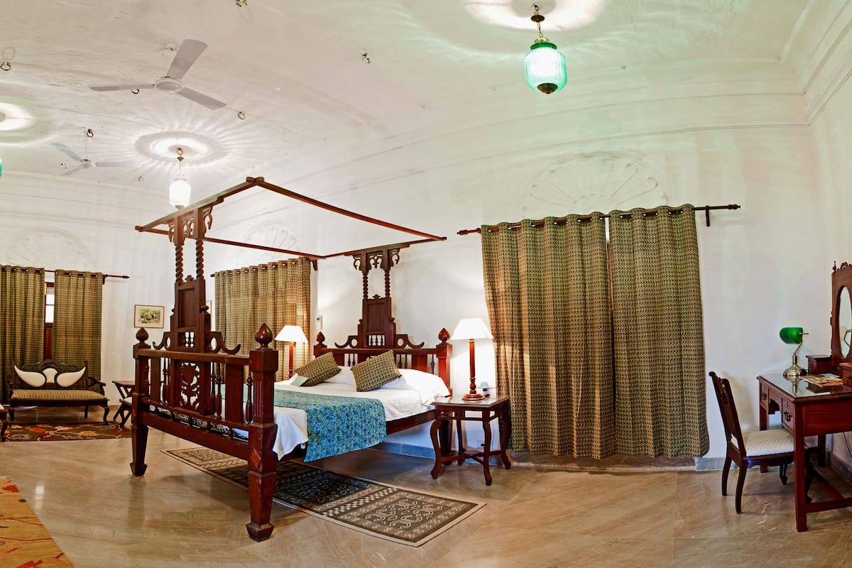 heritage royal | minibar, desk, free wifi, bed sheets