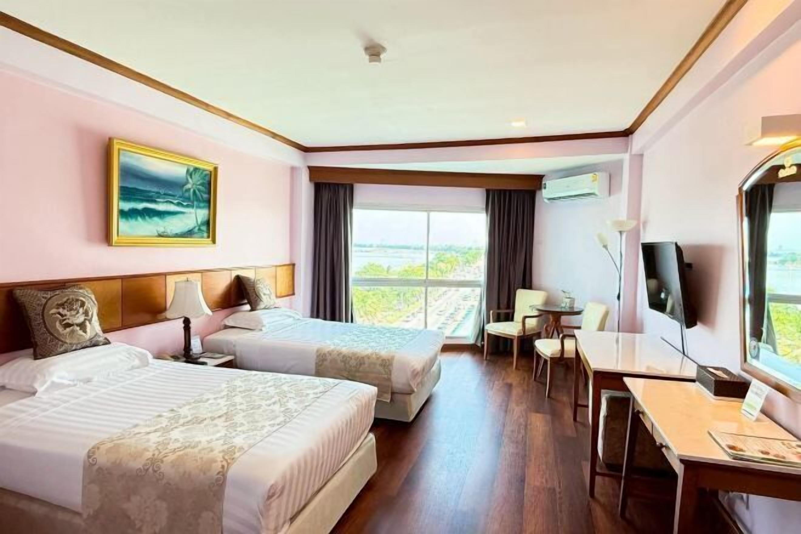 Ylelliset vuodevaatteet, minibaari, tallelokero huoneessa, työpöytä