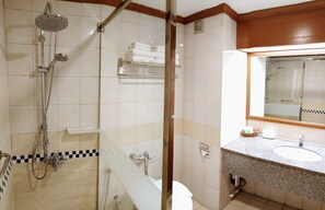 Phòng 2 giường đơn Deluxe | Phòng tắm | Đồ dùng nhà tắm miễn phí, áo choàng tắm, khăn tắm