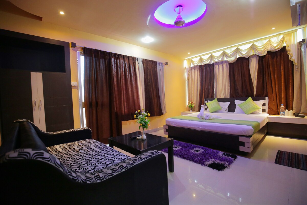 Desk, soundproofing, rollaway beds, free WiFi