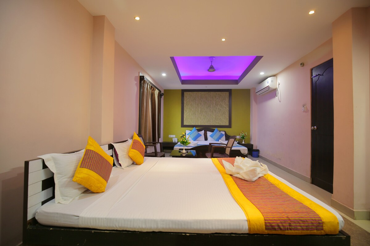 Desk, soundproofing, rollaway beds, free WiFi