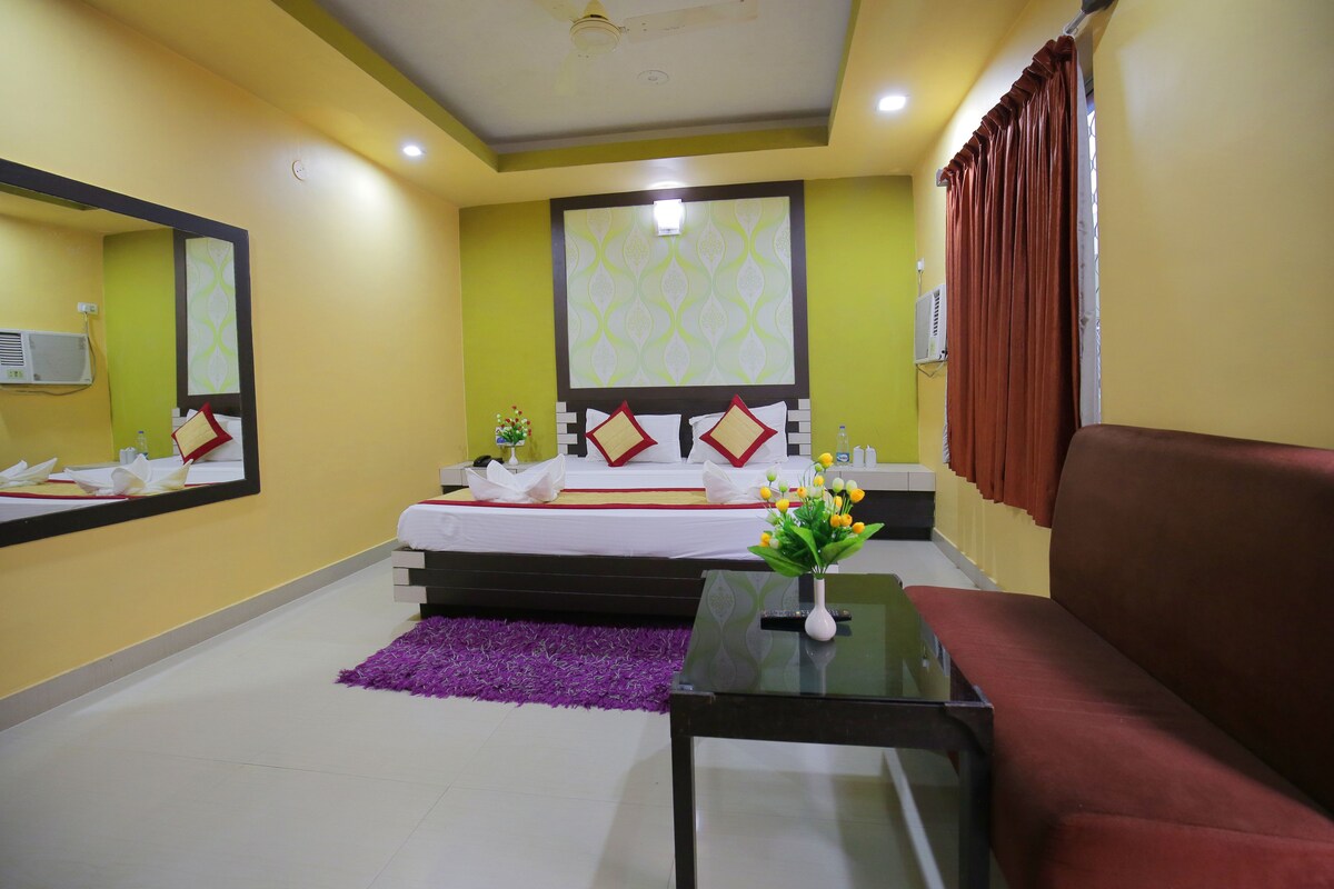 Desk, soundproofing, rollaway beds, free WiFi