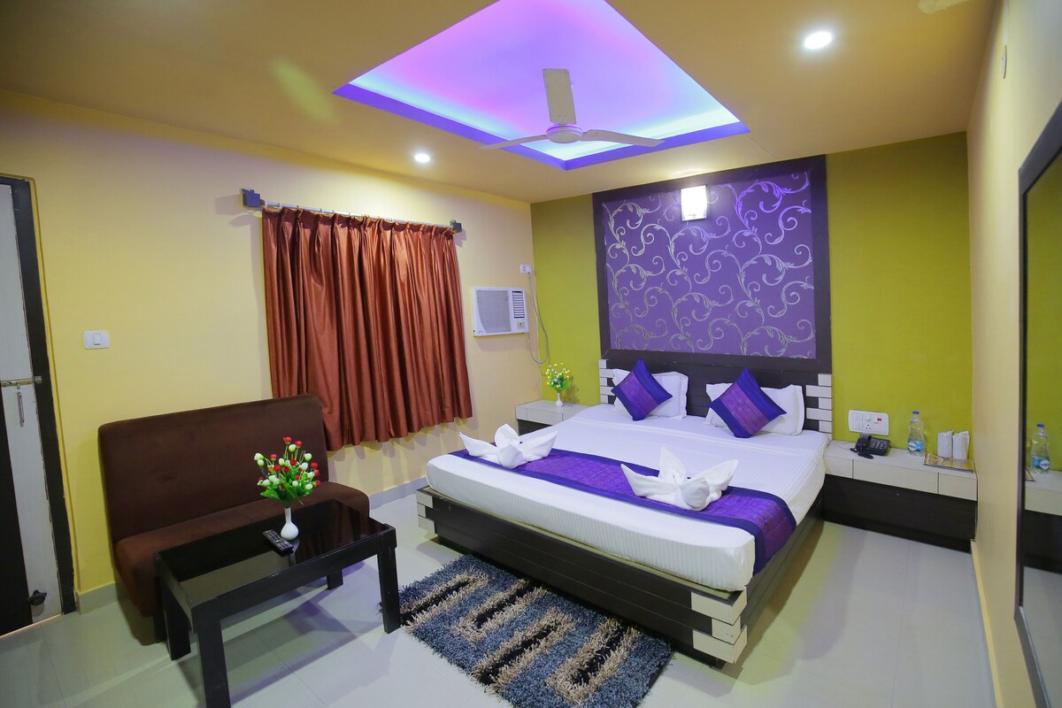 Desk, soundproofing, rollaway beds, free WiFi