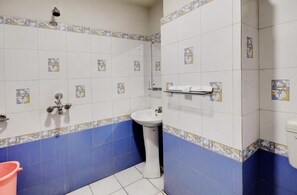 Douche, articles de toilette (gratuits), serviettes fournies