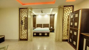 Une chambre à coucher avec un lit, une armoire et un ventilateur de plafond.