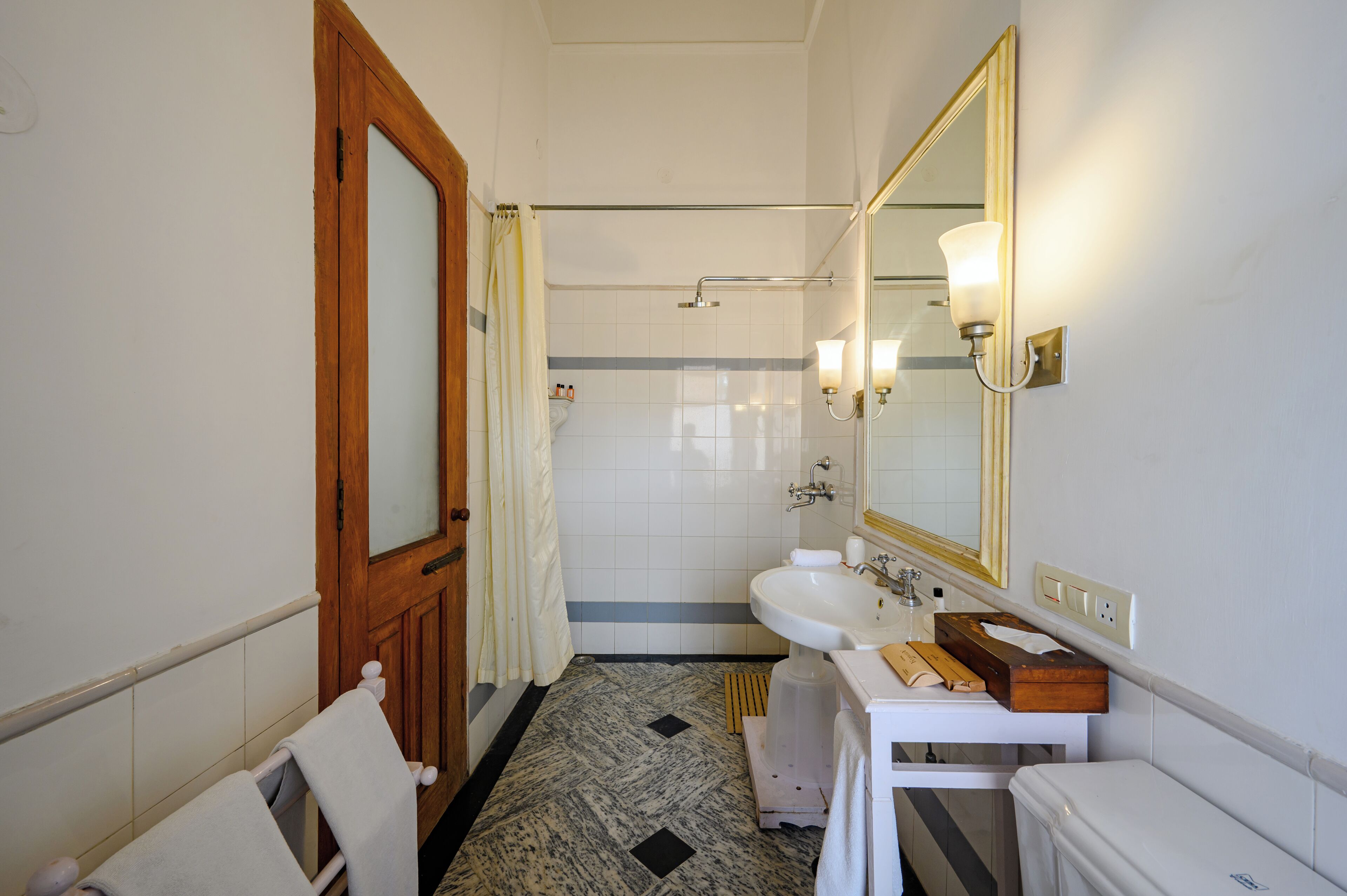 heritage romance | bathroom | shower, free toiletries, slippers, bidet