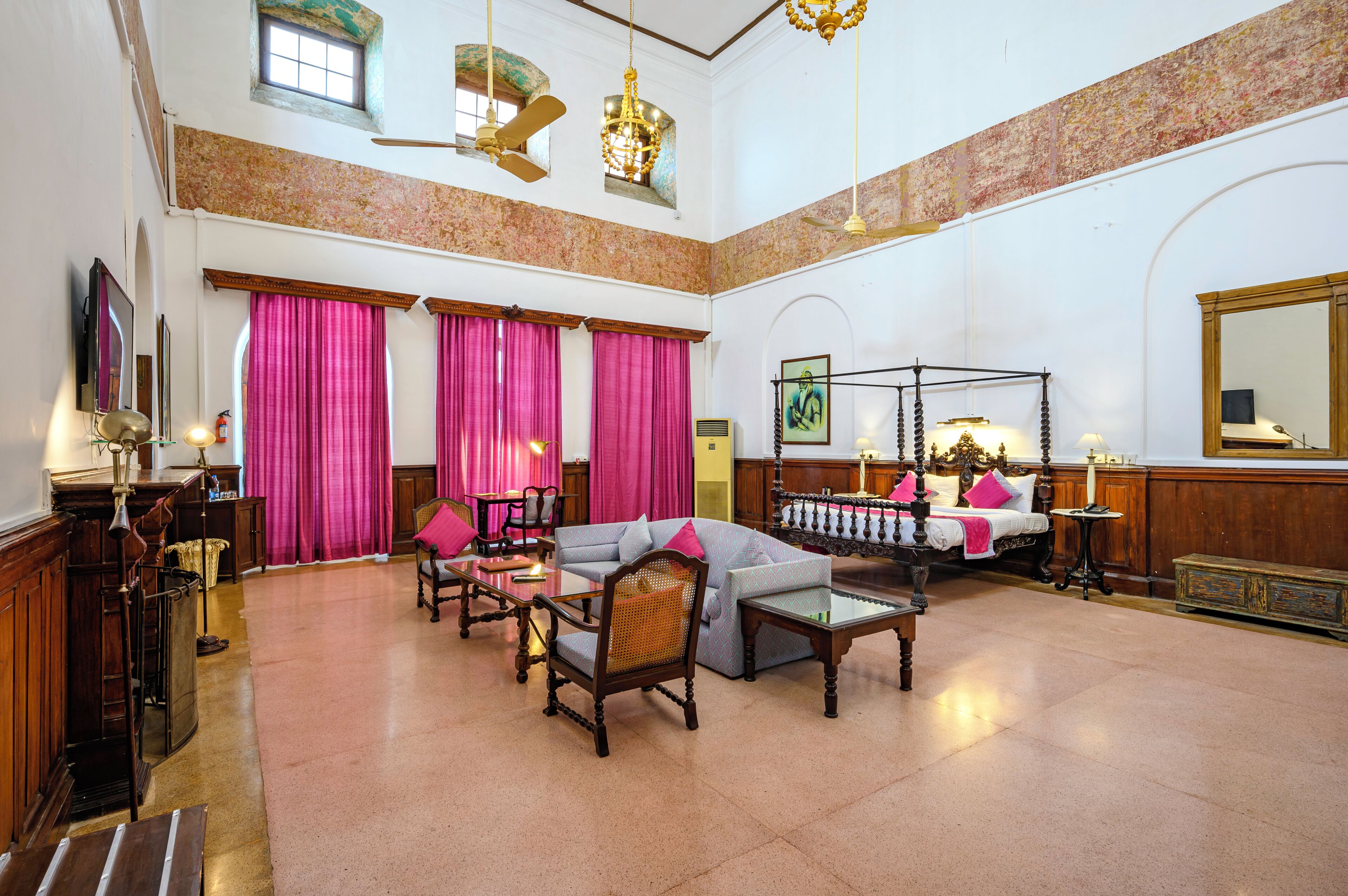 heritage romance | minibar, desk, free wifi, bed sheets