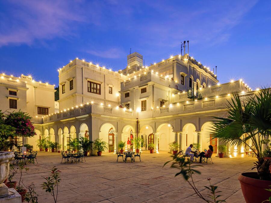 Voorkant accommodatie - avond/nacht