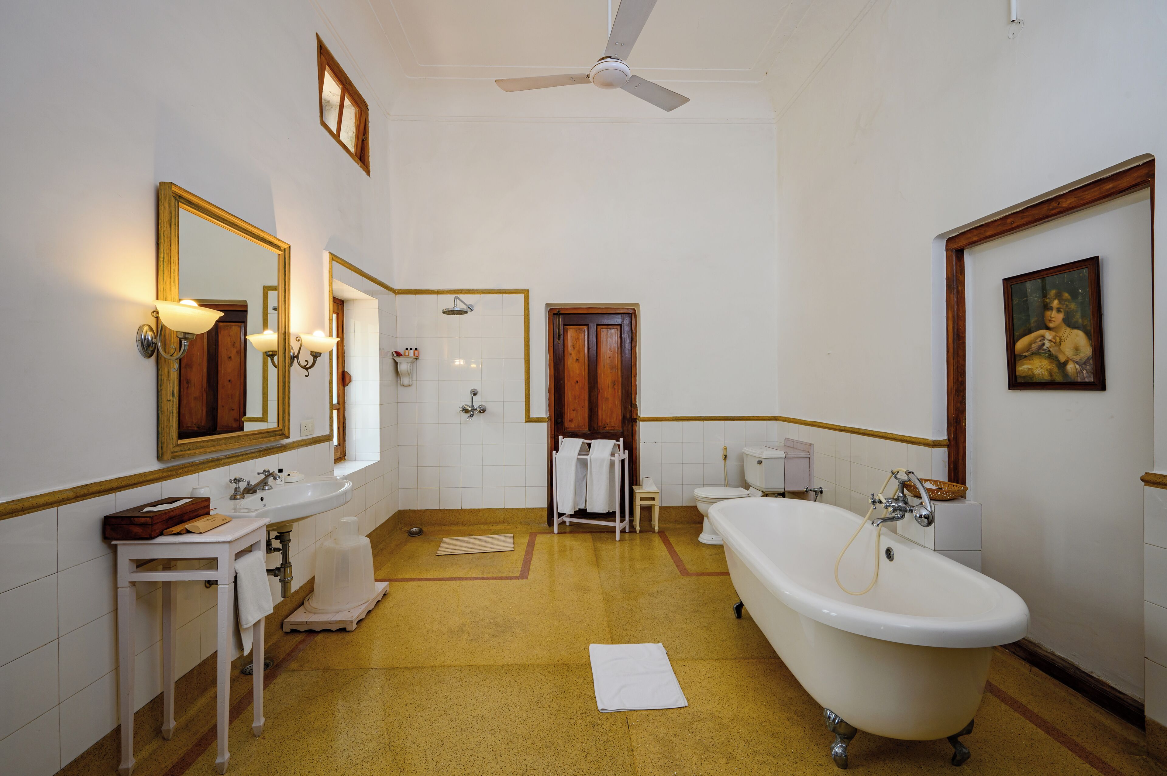 Ducha, artículos de tocador gratuitos, pantuflas, bidet