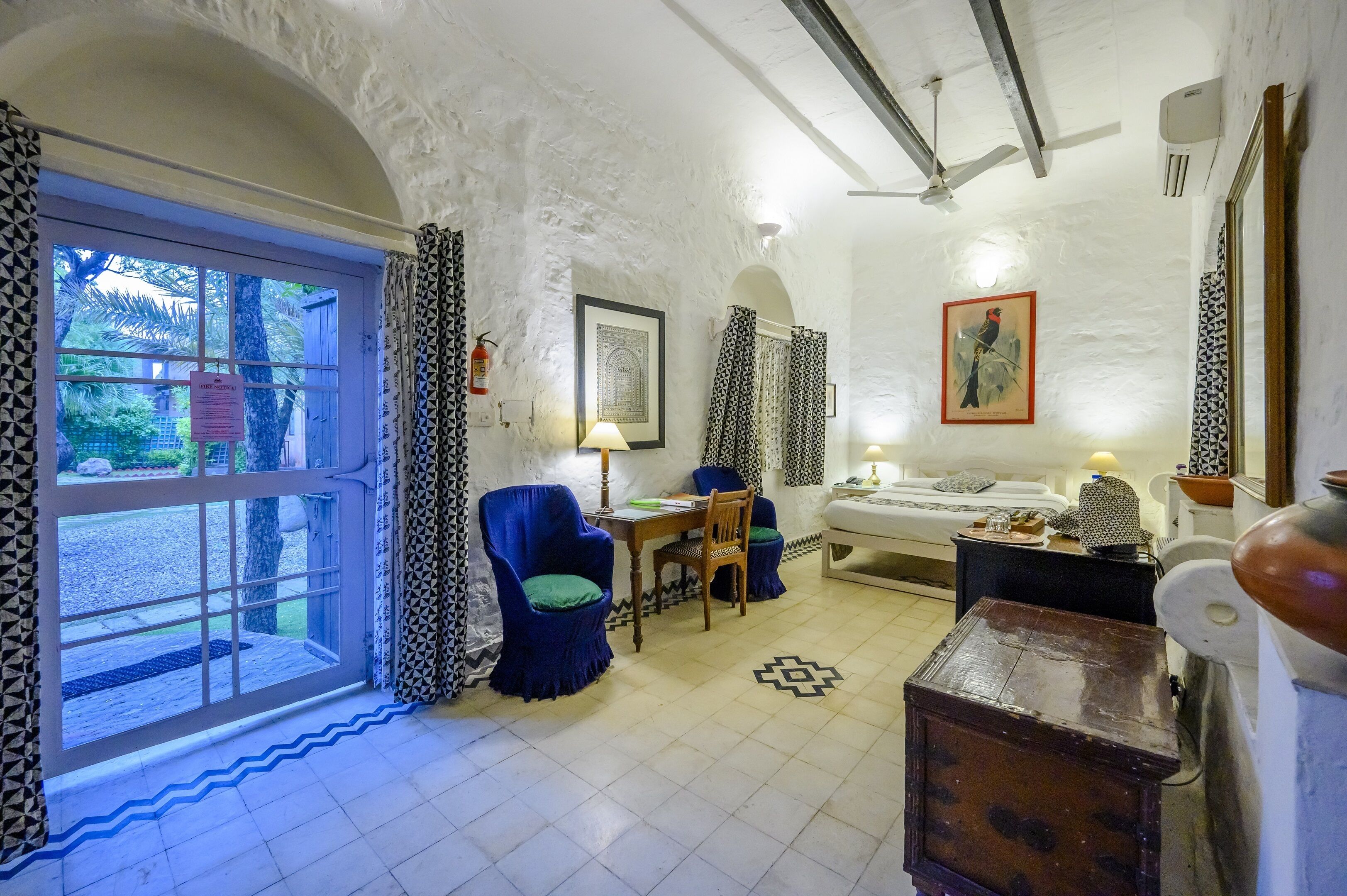 heritage romance | minibar, desk, free wifi, bed sheets